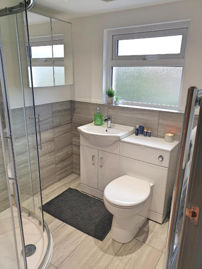 Spacious City With Free Parking, Fast Wi-fi & Netflix Сasa de vacaciones Coventry