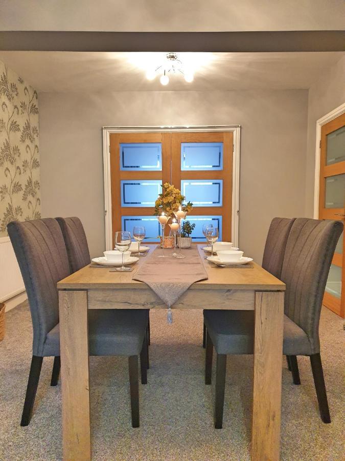 Spacious City With Free Parking, Fast Wi-fi & Netflix Сasa de vacaciones Coventry