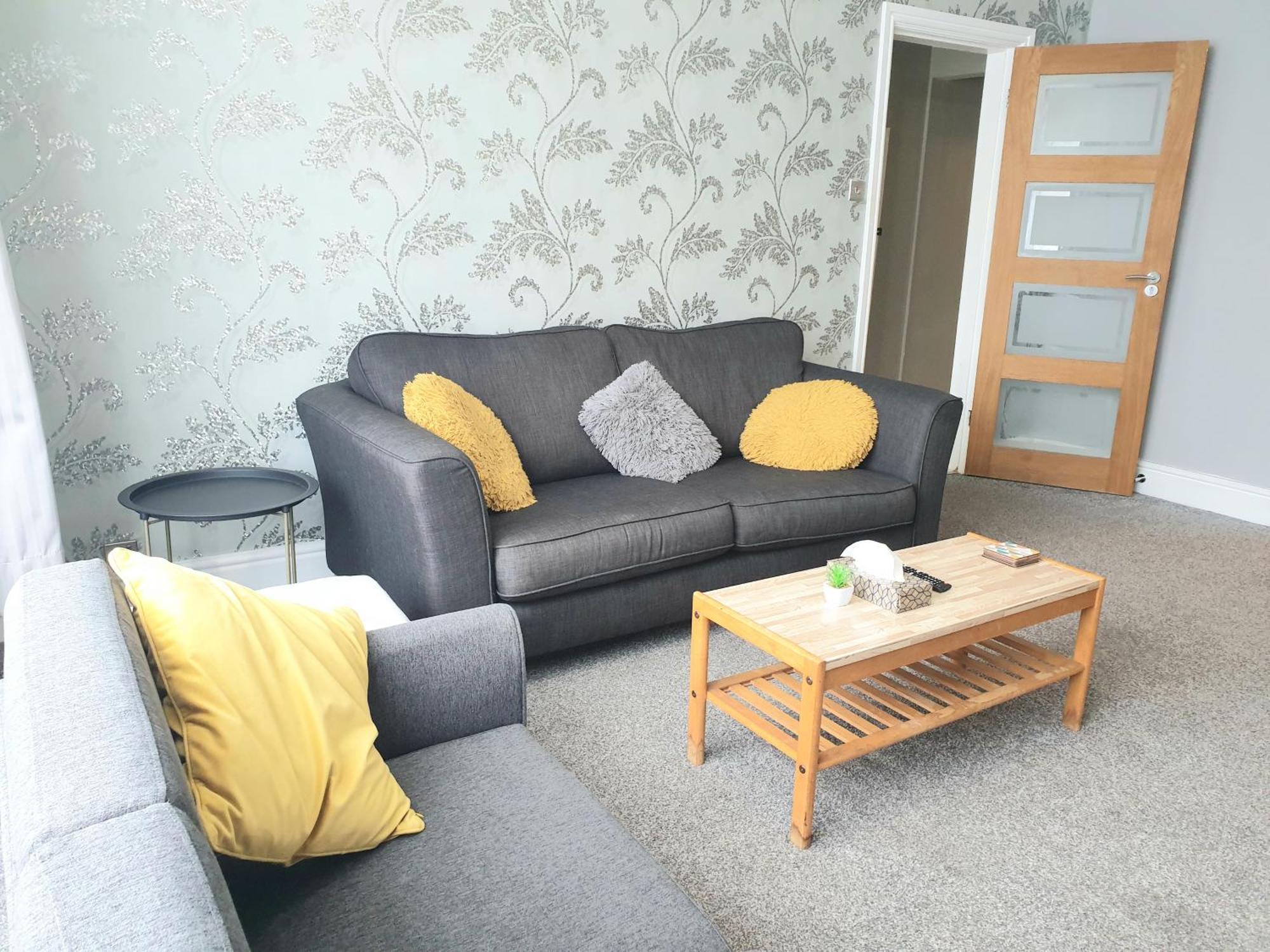 Spacious City With Free Parking, Fast Wi-fi & Netflix Сasa de vacaciones Coventry