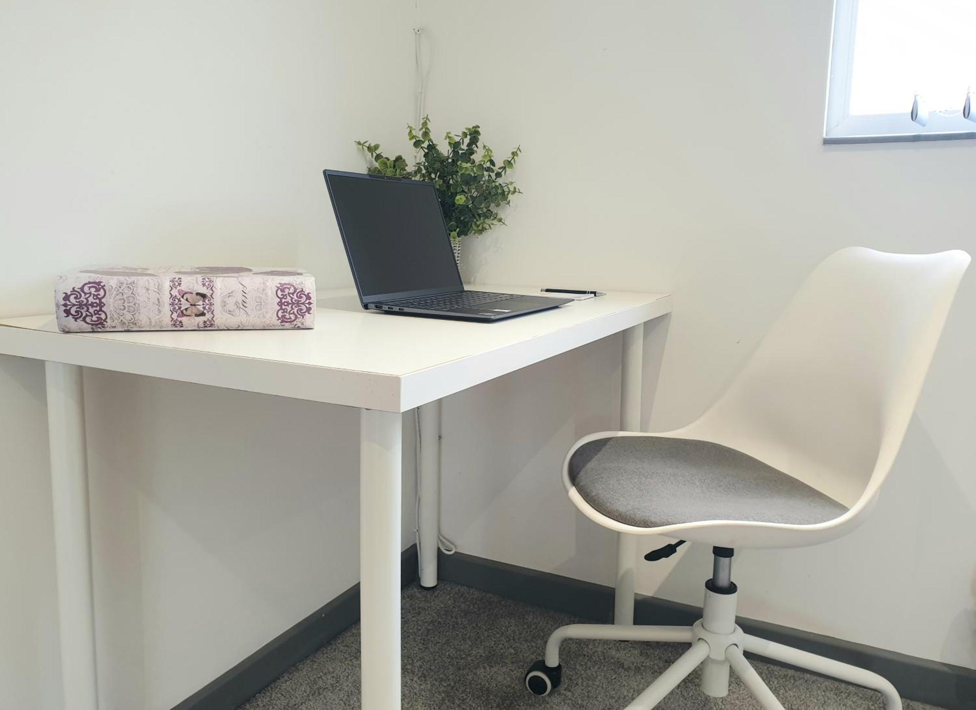 Spacious City With Free Parking, Fast Wi-fi & Netflix Сasa de vacaciones *